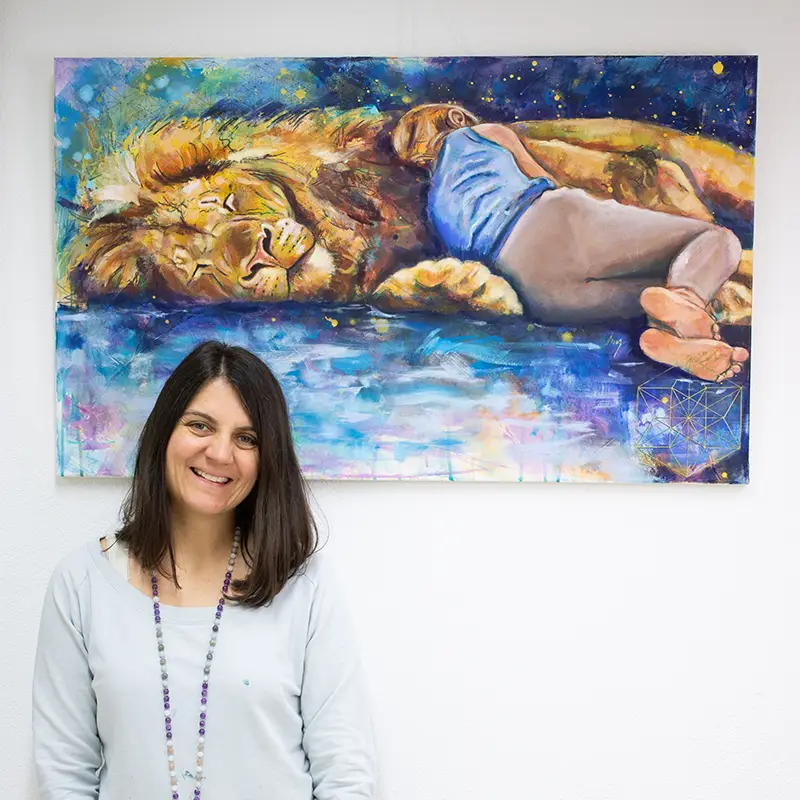 Tamara Tavella Künstlerin mit Kunstwerk