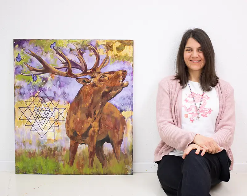 Künstlerin Tamara Tavella und Kunstwerk Krafttier Hirsch