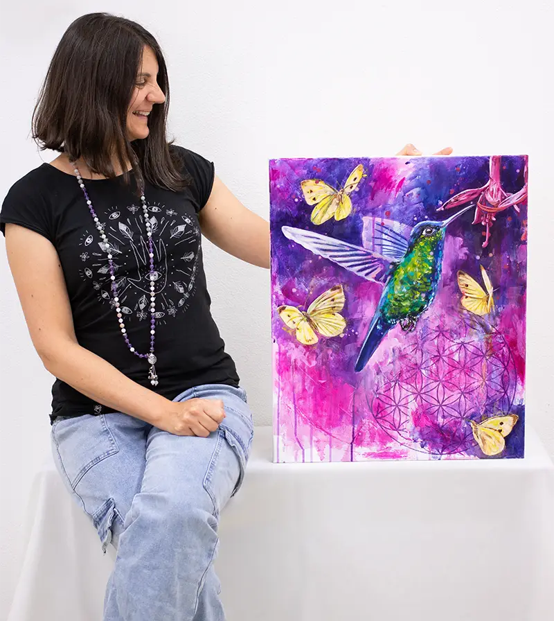 Tamara Tavella Künstlerin mit Kunstwerk - Krafttier Kolibri